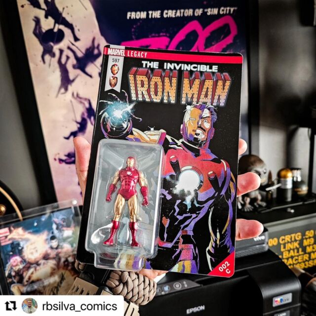 【ポケットカバー】【ポケットカバー】 『マーベル・コミック』#002C アイアンマン（マーク4） ＜カバーC／チェイス＞

「Iron Man Vol.1 #597 (2018)」のカバーアートを手掛けたアーティストの一人、RB Silvaさんと！

Pocket Cover - Marvel Comics #002C: Iron Man - Cover C <CHASE>
 
With RB Silva, one of the cover artists associated with the cover art of “Iron Man Vol.1 #597 (2018)”!

#トイサピエンス #ポケットカバー #マーベル #Toysapiens #PocketCover #Marvel

#Repost @rbsilva_comics with @use.repost
・・・
What a surprise! Yesterday, I received this from @hottoys_japan. It's the Marvel Pocket Cover project by them. Thanks a lot, Mailan and HotToy Japan, I absolutely love it! #RBSilva #hottoyjapan #MARVEL